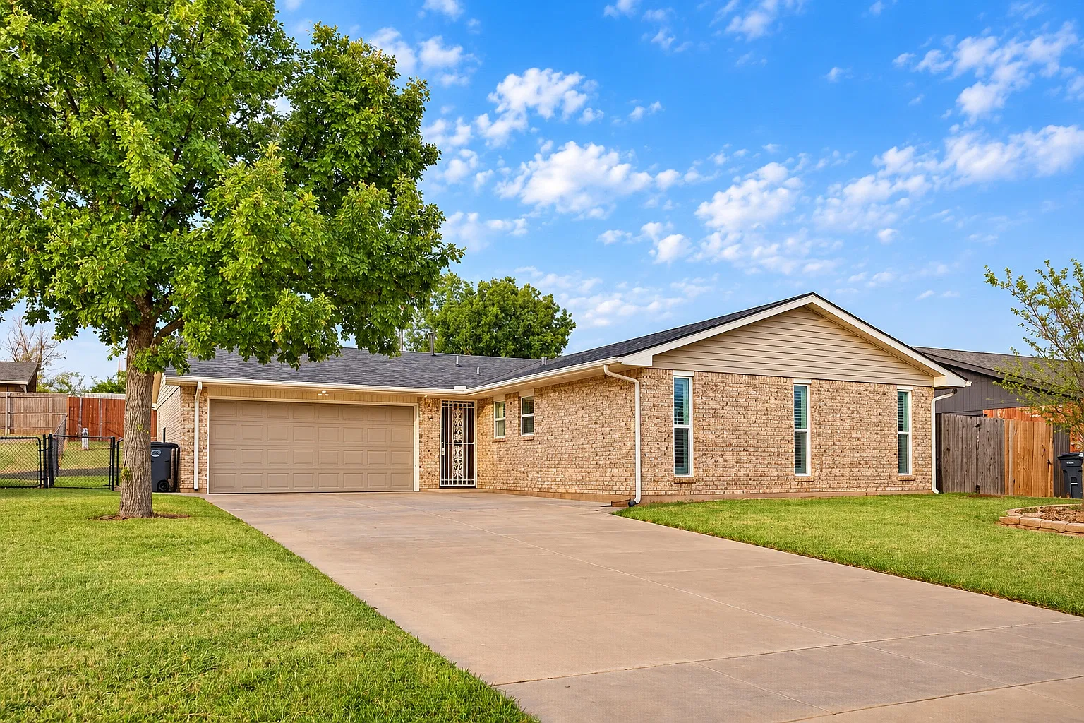3 bed, 1300 sqft, $1,600 — Photo 1
