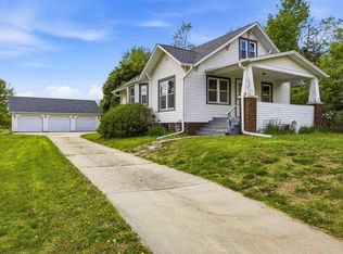 1621 Oakland Rd NE, Cedar Rapids, IA 52402