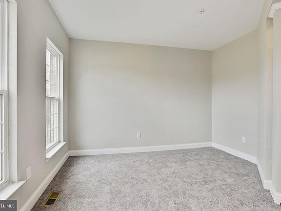 5th image of 907 Manor House Dr