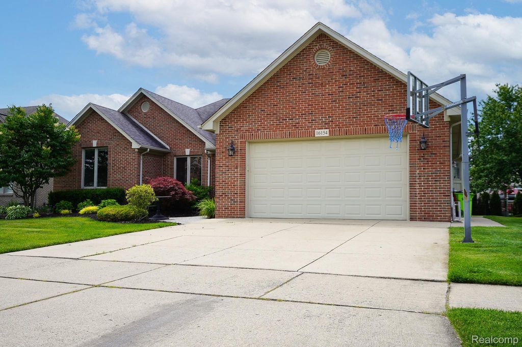 16154 White Water Dr, Macomb, MI - View 2