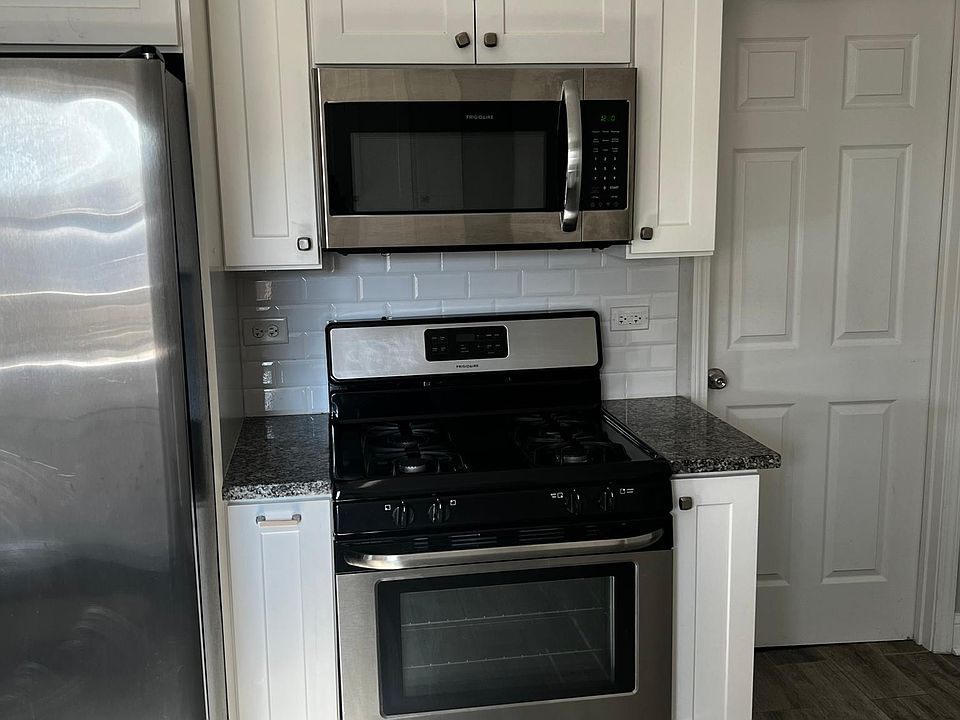 1st image of 3221 Cuyler Ave #2