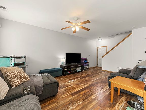 4th image of 570 Springbrook Trl N