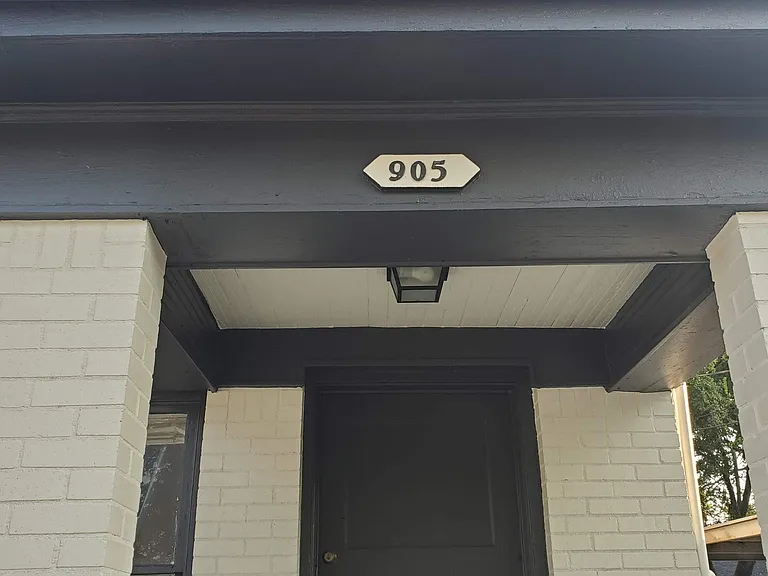 905 McIntosh St — Photo 2
