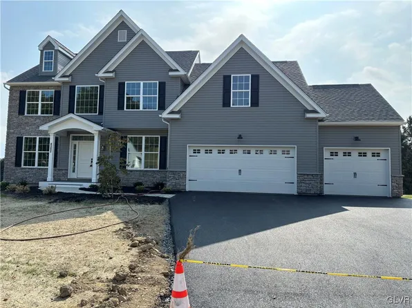8392 Scenic View Dr, Breinigsville, PA 18031
