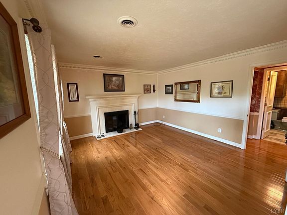 3rd image of 724 Spring St