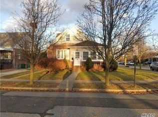 2 Flower Ln, New Hyde Park, NY 11040