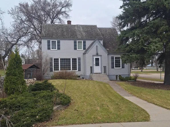 911 Emmerling Ave, Walhalla, ND 58282