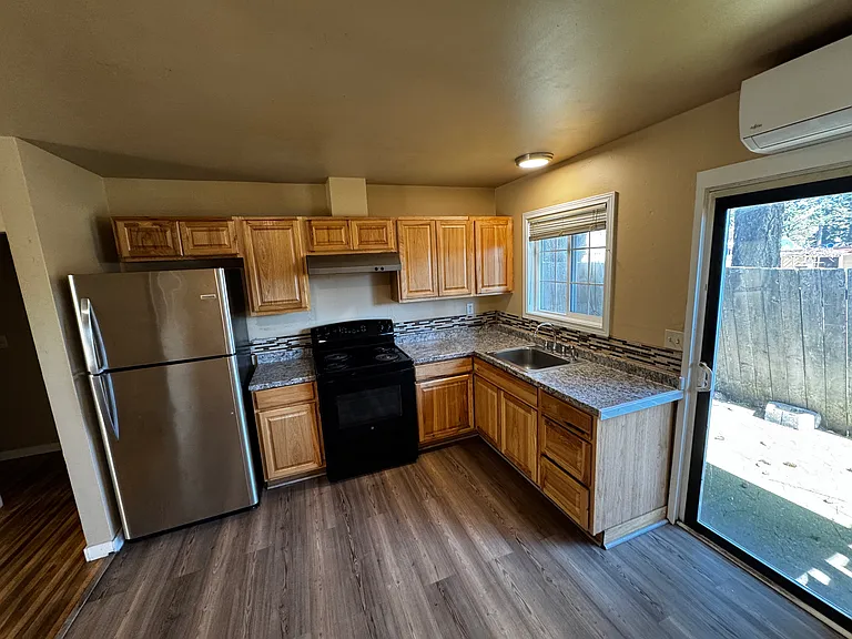 13945 SE Division St — Photo 4