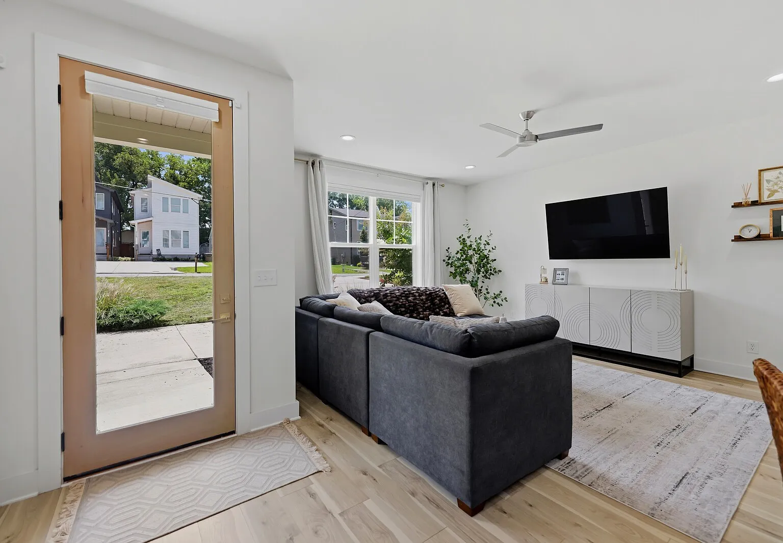 4 bed, 3.5 bath, 2350 sqft, $5,500 — Photo 4
