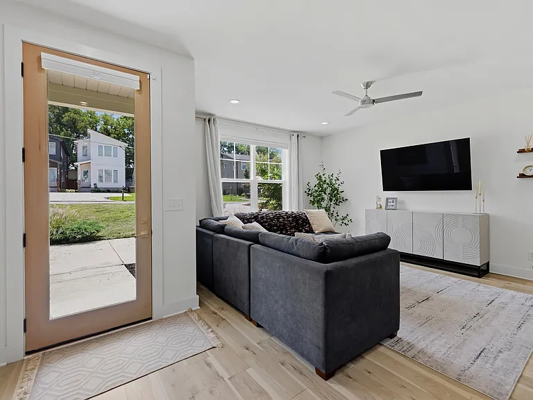 211B Queen Ave — Photo 4