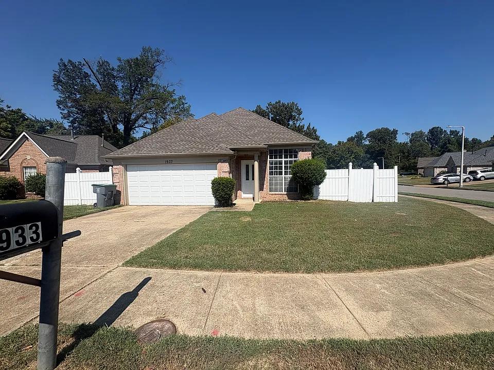 1933 Garden Leaf Dr