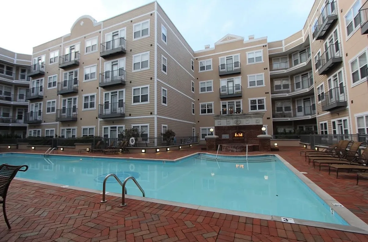 2 bed, 1039 sqft, $2,600 — Photo 2