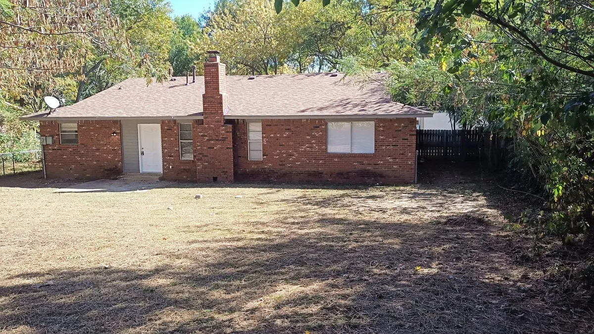 1610465_000.jpg - 4408 S Cypress Ave