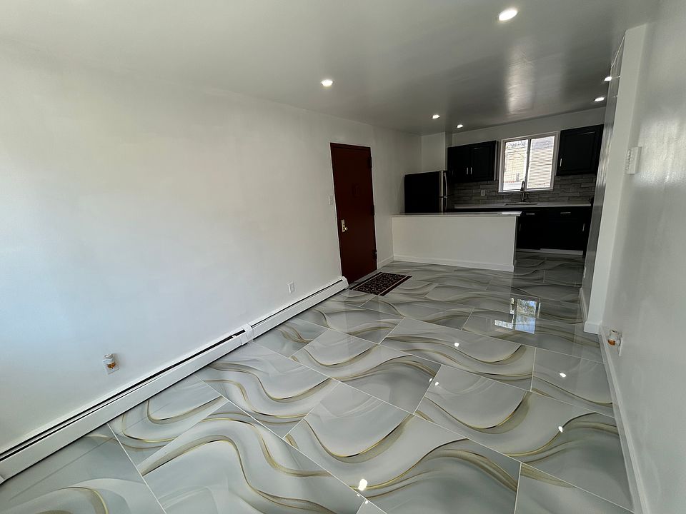 2nd image of 1704 Wallace Ave APT 1