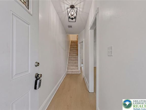 5th image of 917 Spring St