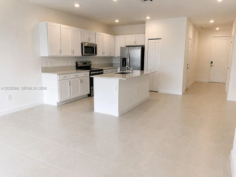 652 SE Lake Falls St — Photo 2