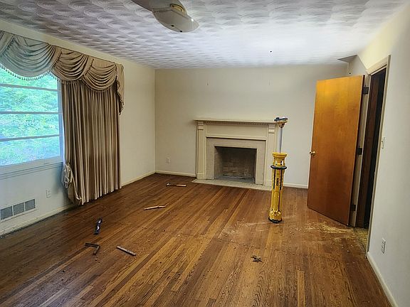 4th image of 139 Whittier Pl