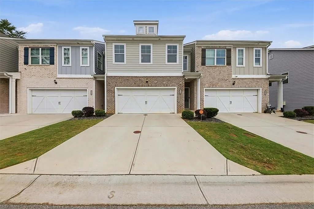 3 bed, 3.0 bath, 1760 sqft, $2,400 — Photo 1