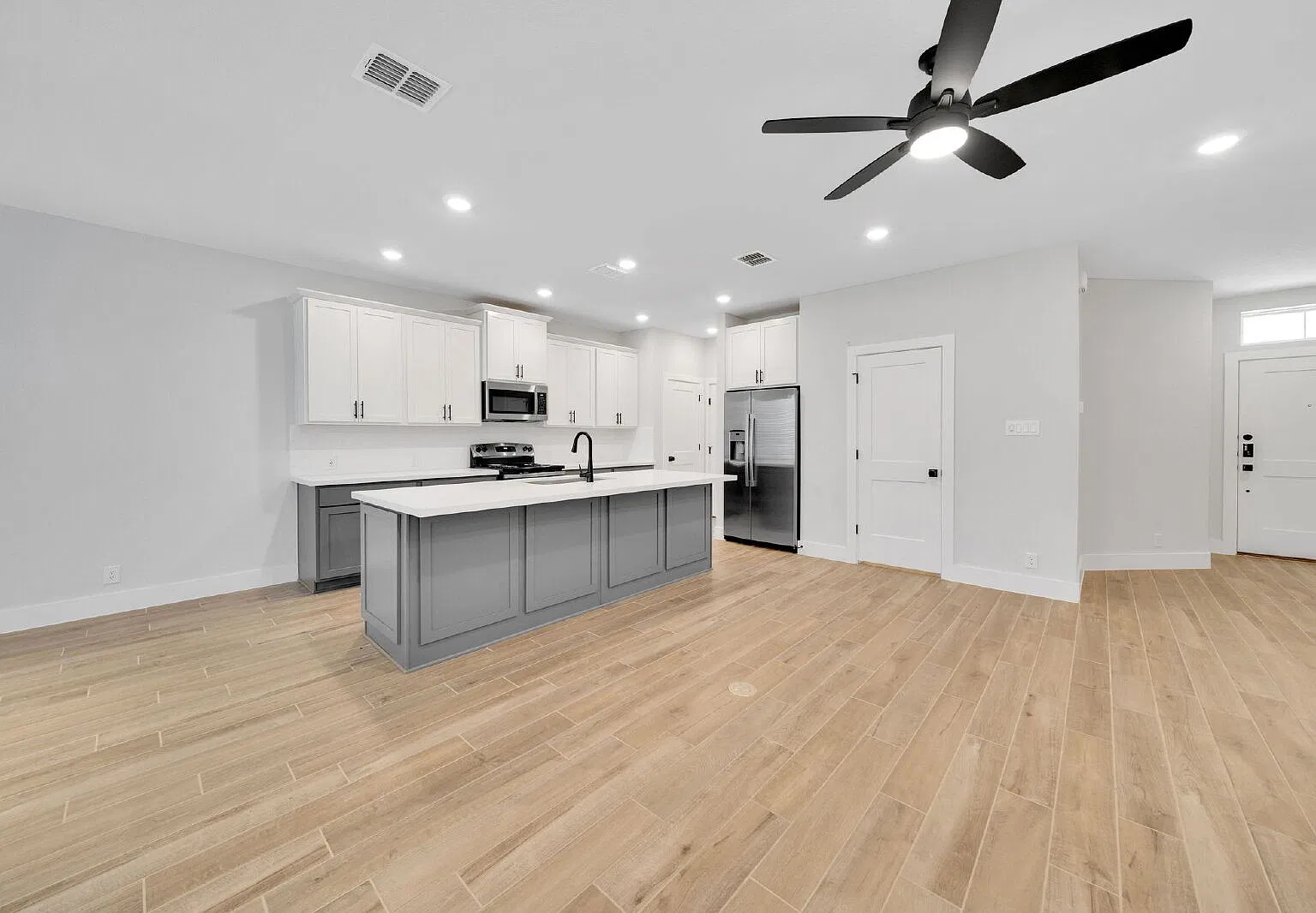 Gorgeous Luxury Townhome! Florence Floor Plan - $1,000 OFF your first month's rent! — Photo 4