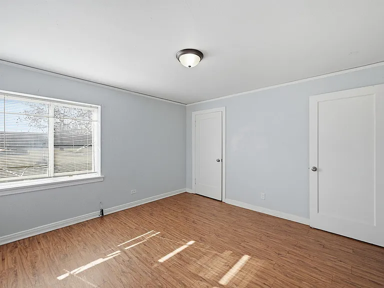305 W Morton St — Photo 15