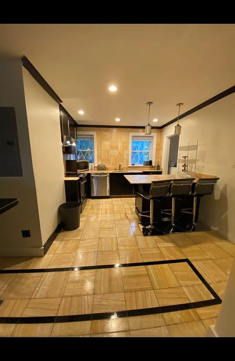 7 bed, 2500 sqft, $8,550 — Photo 2