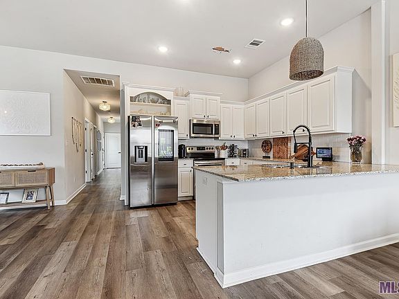 4th image of 17466 Berkshire Dr