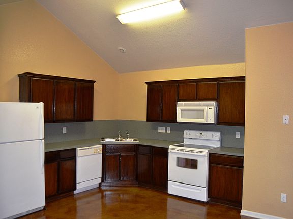 3rd image of 1802 Yuron Trce APT A