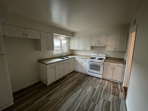 4th image of 13291 Barney St
