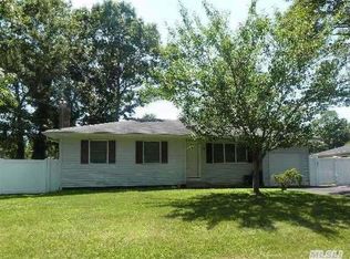 24 Ranch Dr, Shirley, NY 11967