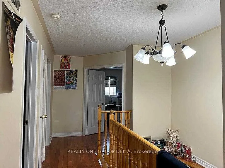 24 Arborview Cres #UPPER — Photo 4