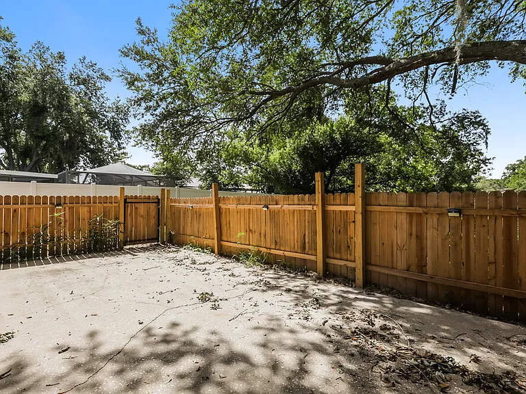 2027 Helm Ln — Photo 16