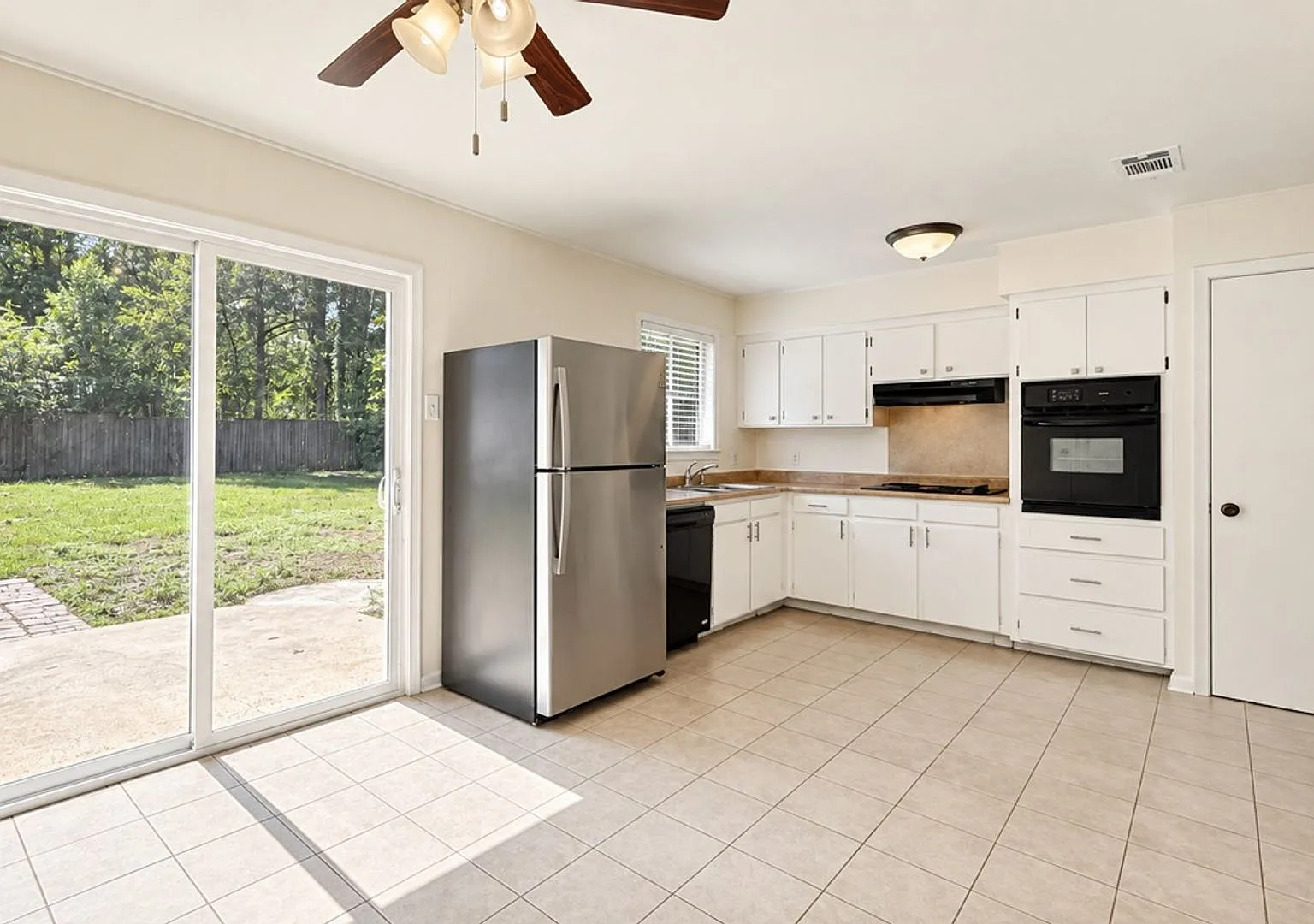 3 Bedroom Home in Kenilworth — Photo 3