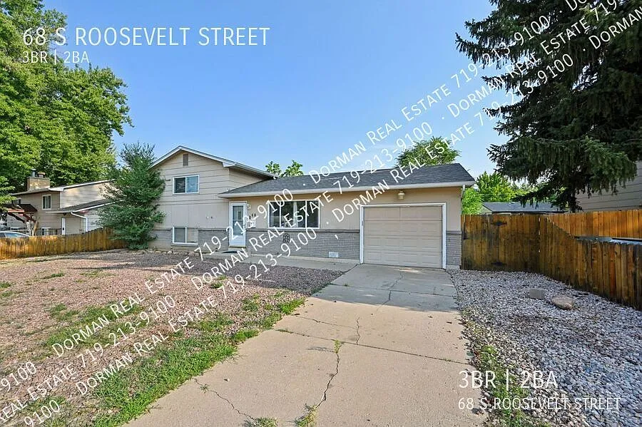 Tri level with Huge yard in Park Hill! — Photo 2