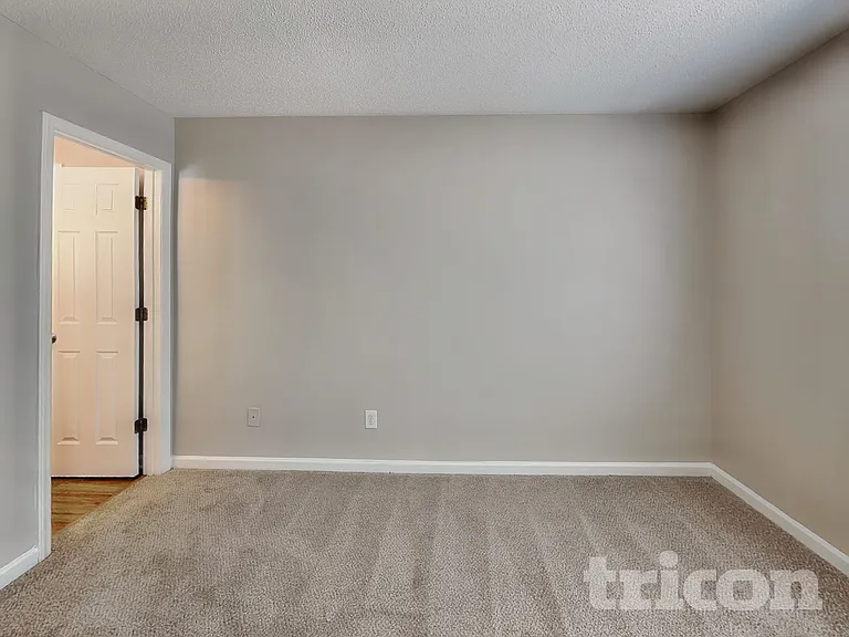 4409 Woodlawn Dr — Photo 8