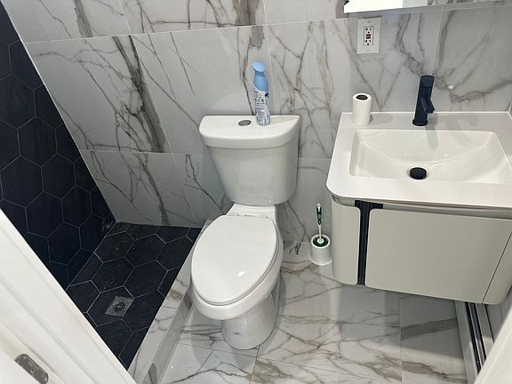 3rd image of 3770 Barnes Ave #1