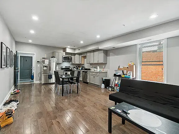 2 bed, 900 sqft, $1,800 — Photo 2