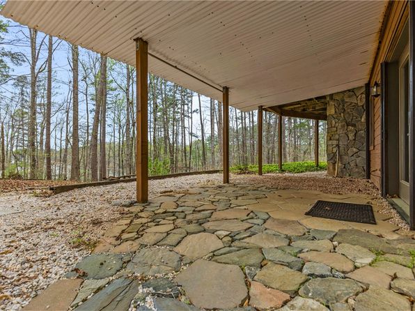 121 Lake Breeze Ln, Westminster, SC 29693