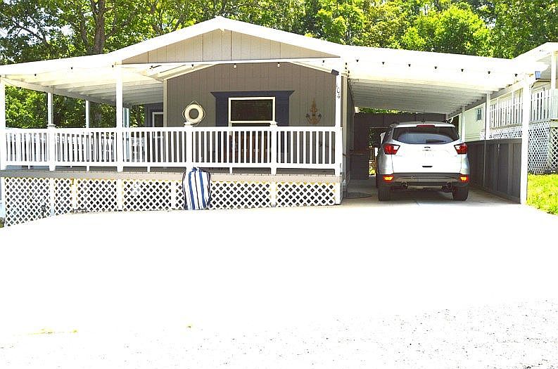 1st image of 104 Coachlight Ln