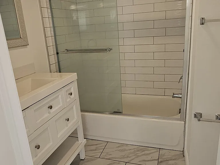125.5 N Doheny Dr #304 — Photo 8