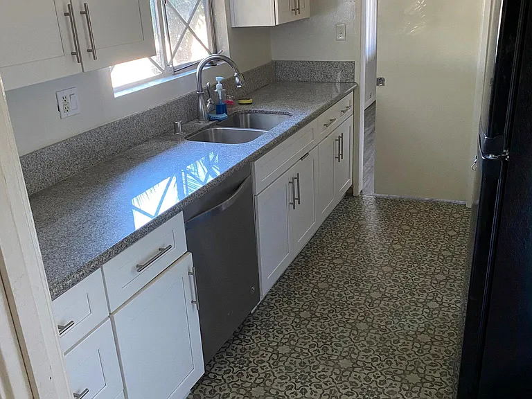 112 N Mar Vista Ave — Photo 7