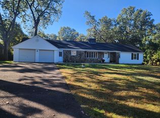 236 Pondview Dr, Springfield, MA 01118