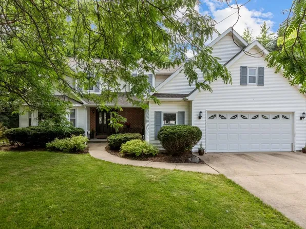 985 Pheasant Creek Dr, Oshkosh, WI 54904