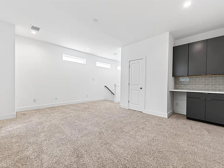 5841 Dolores St — Photo 36