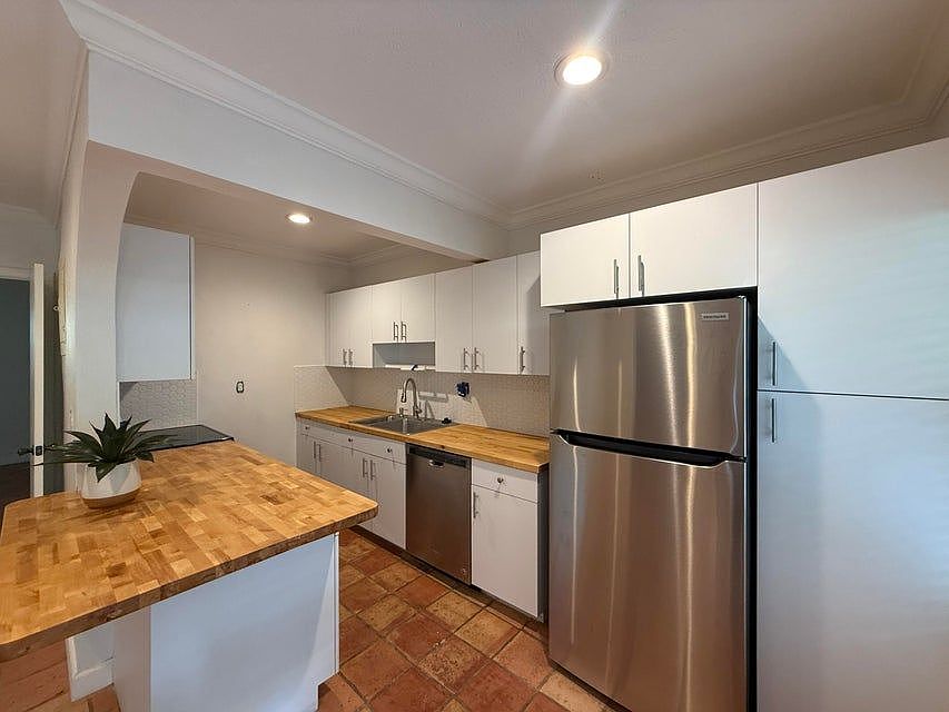 1st image of 1640 NE 4th Pl APT 2