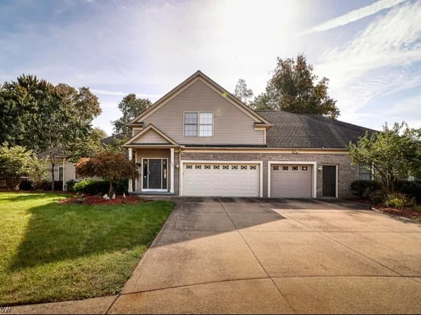 820 E Dawnwood Dr, Seven Hills, OH 44131