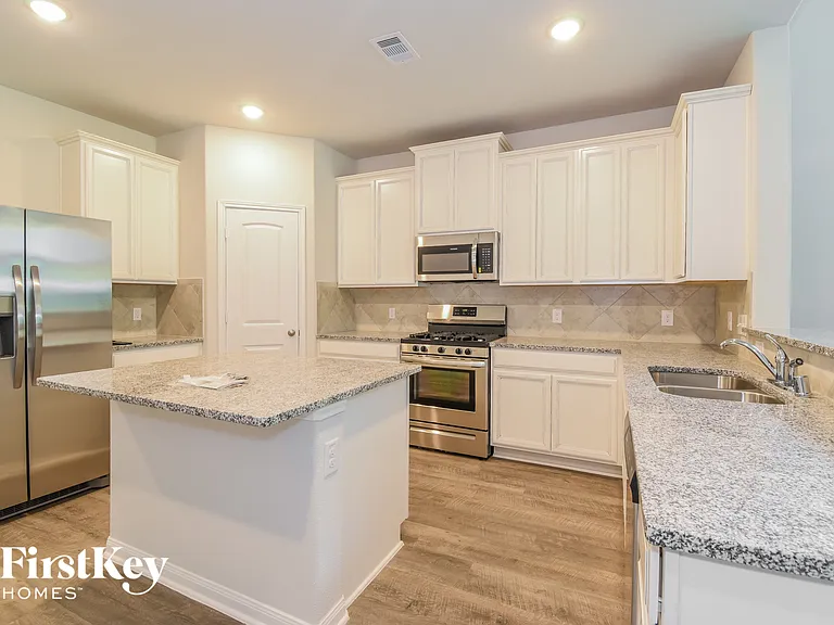 317 Lakeway Cir — Photo 4