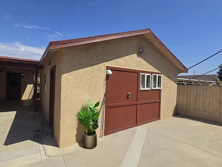 1175 Cypress Ave #B — Photo 2