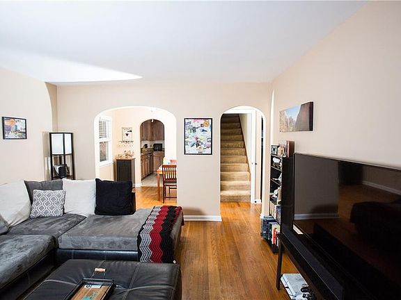 3rd image of 233 Harcourt Dr