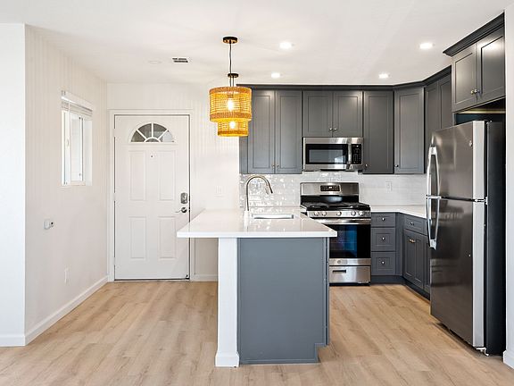 2nd image of 240 S 9th St #2B-1Ba-900Sqft