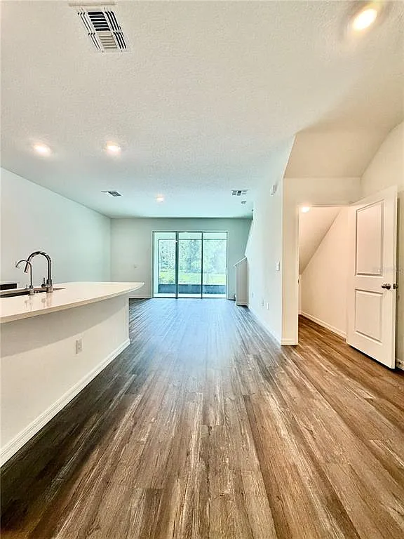 3 bed, 2.5 bath, 1673 sqft, $2,150 — Photo 3